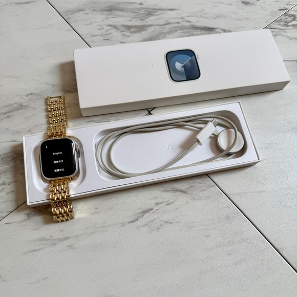 Apple Series 9 41mm GPS + Cellular Smartwatch w/ Charger Cable + Gold Link Band - Picture 2 of 4